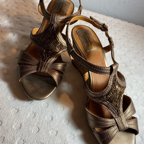 Clarks Bendables Bronze Leather Fiddle Bridge Beaded Cork Wedge Sandals - Picture 8 of 16